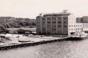 Bilde av Kaia på Jahres Fabrikker før lagerhallene med de ovale takene ble bygget.